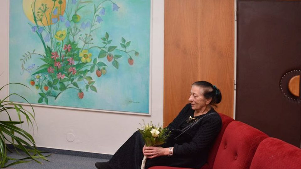 Alena Antonová před svým obrazem Kytice na MÚ v Sobotce
