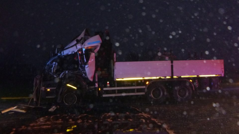 Na čtyřproudé výpadové silnici z Hradce Králové na Pardubice se srazily dva kamiony