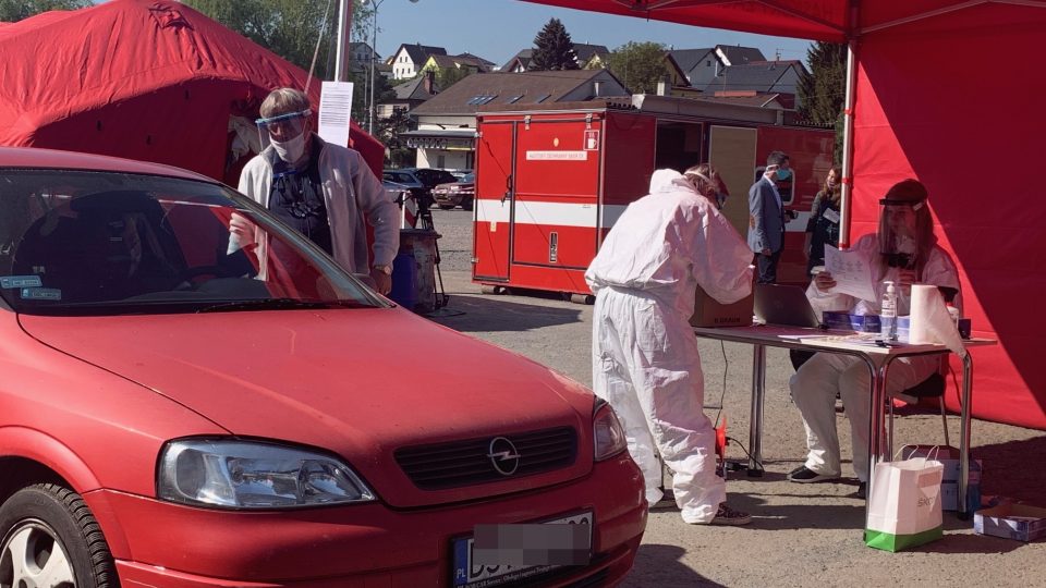 Společnost Škoda Auto v Rychnově hromadně testuje své polské pracovníky na koronavirus