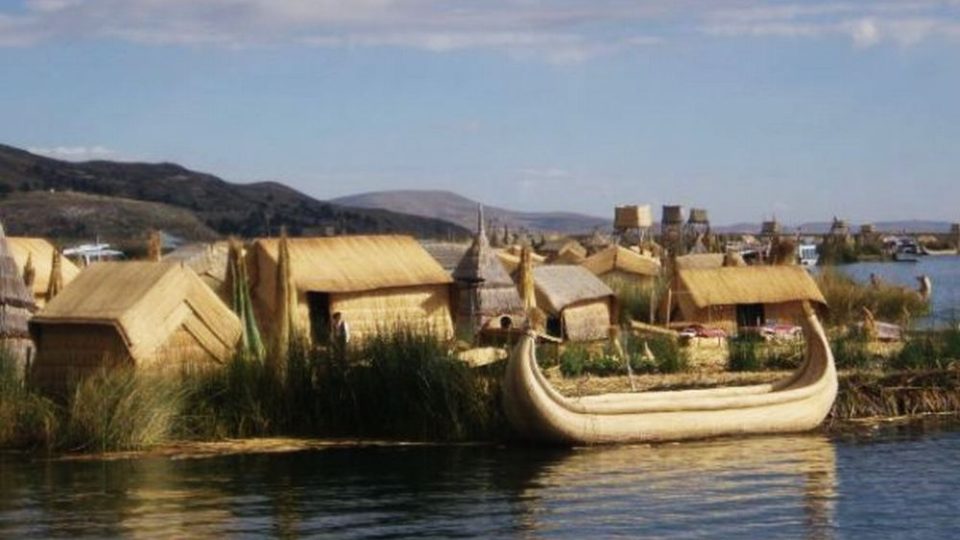 Plovoucí rákosové ostrovy národa Uros na jezeře Titicaca na hranicích s Bolívií