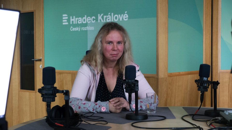 Martina Bolom Kotari ve studiu Českého rozhlasu Hradec Králové | foto: Milan Baják, Český rozhlas Martina Bolom Kotari ve studiu Českého rozhlasu Hradec Králové