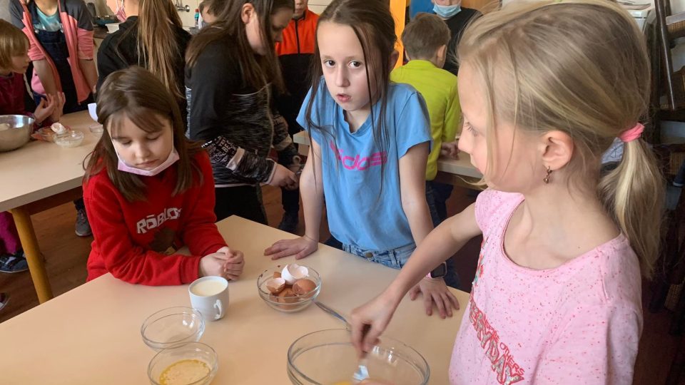 Děti dětem - tak nazvali své charitativní pečení muffinů žáci základní školy v Červeném Kostelci