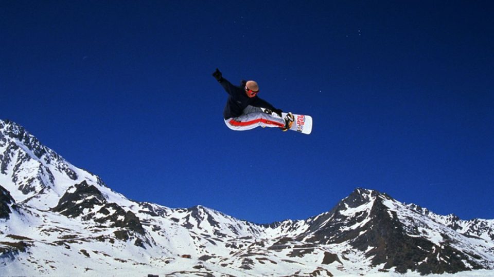 Snowboardista Martin Černík už zasvěcuje do tajů jízdy na prkně mladé