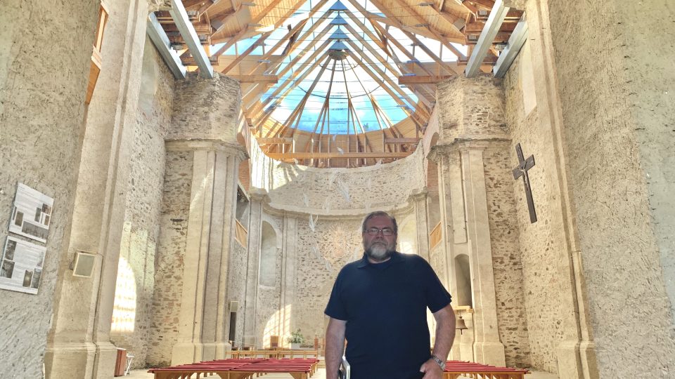 Do Neratova v Orlických horách i díky kostelu se skleněnou střechou míří desetitisíce turistů ročně - farář Josef Suchár