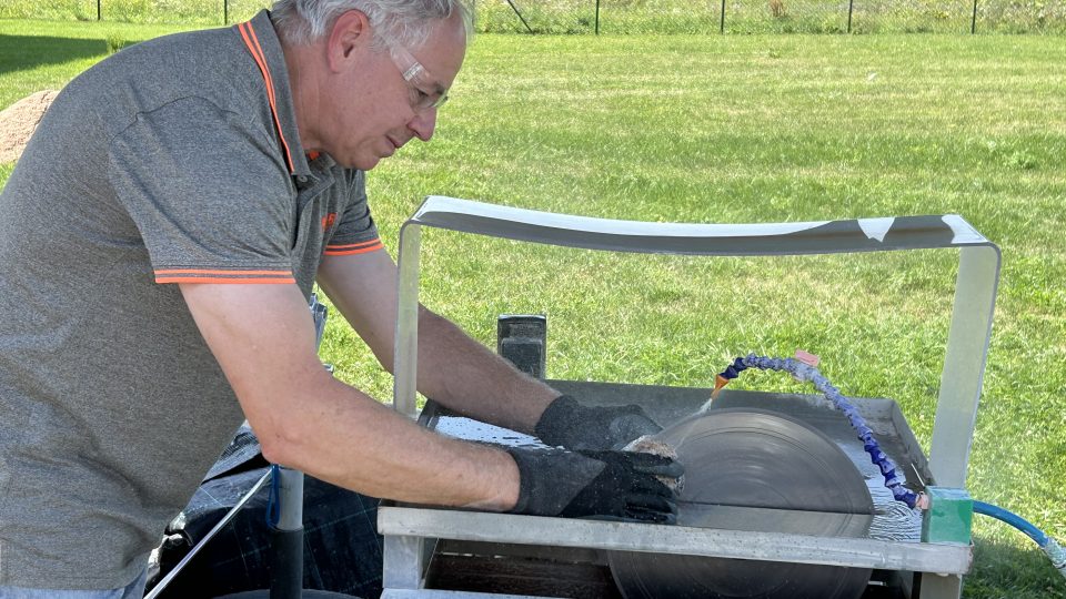 Luboš Blaha a řezání kamenů z Maroka | foto: Petr Voldán, Český rozhlas Luboš Blaha a řezání kamenů z Maroka