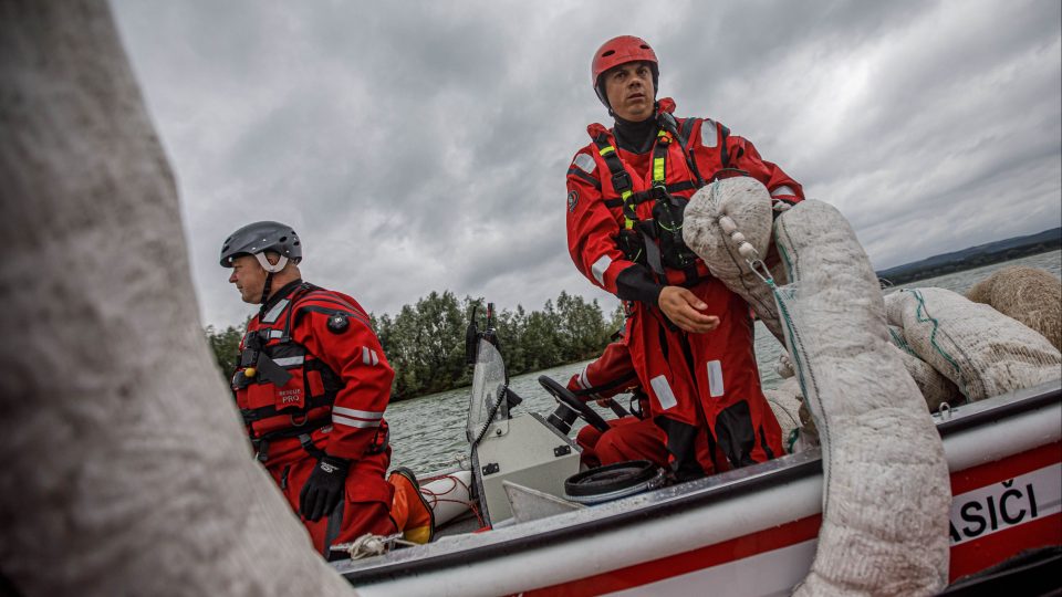Hasiči zachraňovali na Rozkoši lidi z převrženého člunu a likvidovali uniklý benzín
