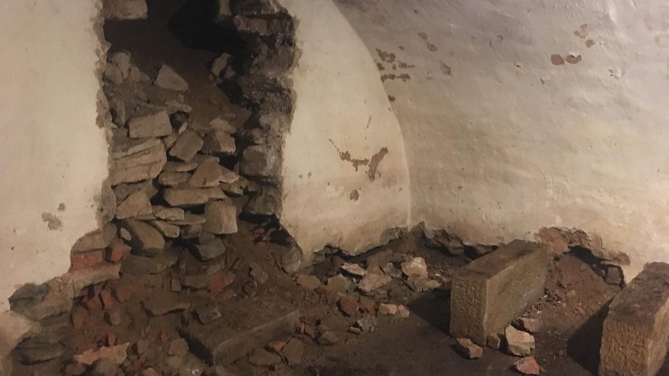 Pod kostelem Nejsvětější Trojice v Rokytnici v Orlických horách se ukrývá hrobka rodu Nostitzů