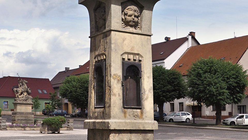 Secesní pískovcový meteorologický sloup z roku 1907 v Miletíně