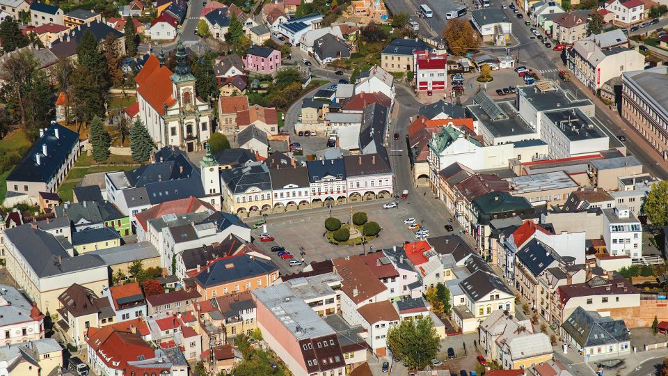 První písemná zmínka o Ústí nad Orlicí je z roku 1285. Požár města v roce 1705 zničil starou radnici, ta dnešní pochází z let 1721-23. Baroko vtisklo městu novou tvář