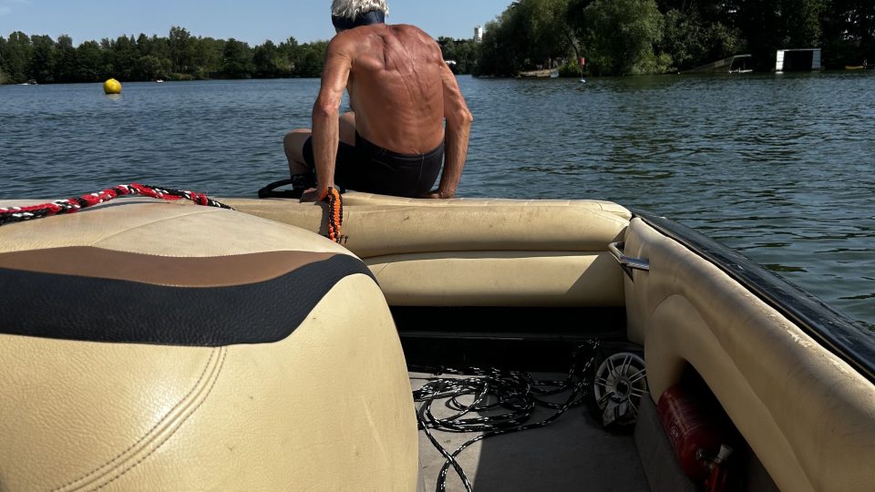 Zdeněk Kolman nejezdí na vodních lyžích po hladině Správčického rybníku proto, aby se v horkých dnech ochladil