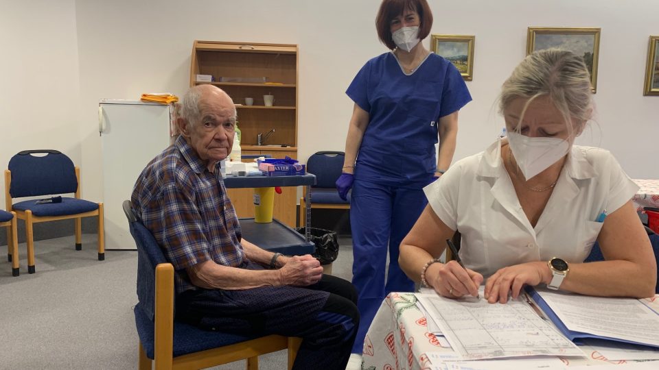 Očkování proti covidu-19 v Domově důchodců ve Dvoře Králové nad Labem