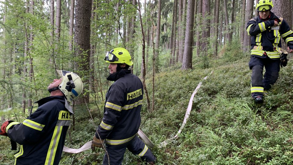 Hasiči musí na těžko dostupná místa často prostředky na hašení dopravit sami