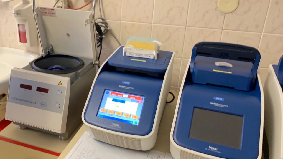 Fakultní nemocnice Hradec Králové je odedneška oficiálním místem na testování vzorků lidí, u kterých je podezření na nakažení koronavirem