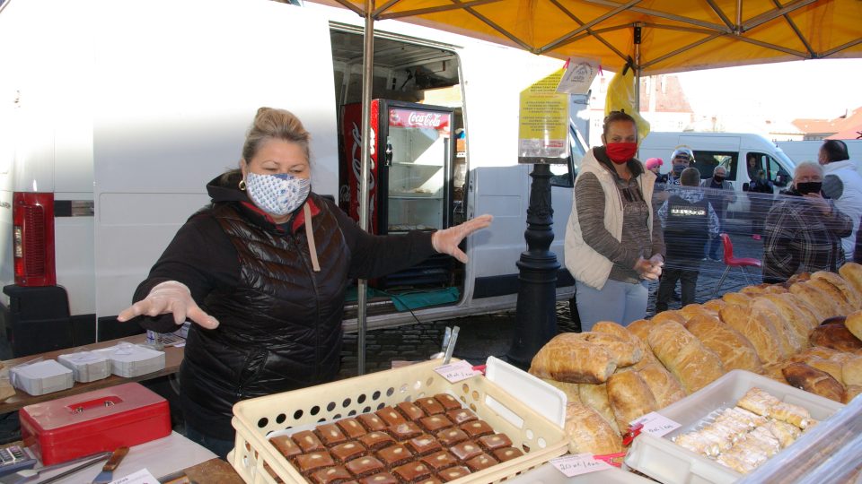 Zaměstnanci novopacké restaurace se proměnili v pekaře a stánkaře na farmářských trzích