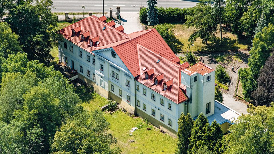 Libštejnští z Kolovrat přestavěli v letech 1816-1820 v Borohrádku renesanční panský dům na empírový zámeček, patrový, podélný, se středním rizalitem s trojúhelným štítem