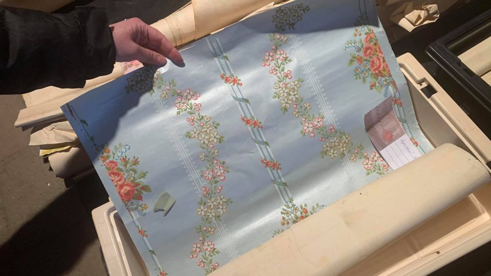 Pracovníci zámku v Opočně našli poklad, unikátní tapety z 19. století