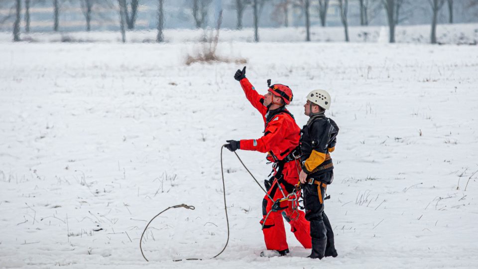 Záchranáři cvičili záchranu člověka z probořeného ledu