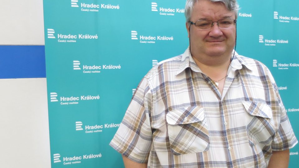 Milan Halousek ve studiu Českého rozhlasu Hradec Králové