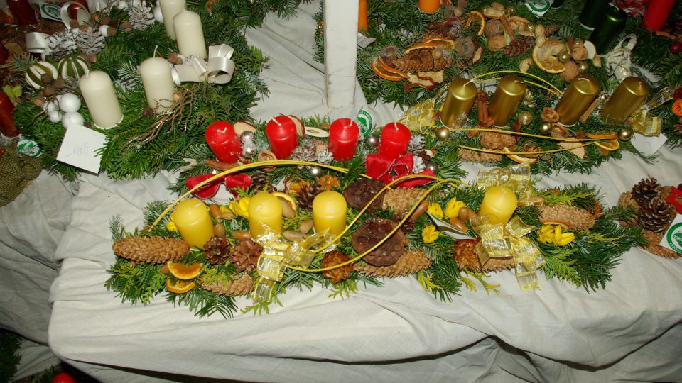 Vánoční partery a věnce na výstavě výrobků kopidlenské zahradnické školy