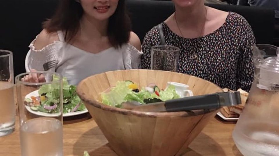 Ve městě Pingtunghsien na Tchaj-wanu s kamarádkou na večeři