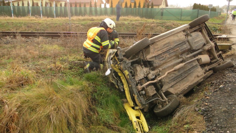 Střet osobního auta a vlaku na přejezdu ve Všestarech. Jeden člověk byl při nehodě zraněn