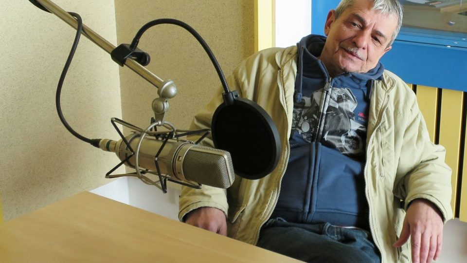 Pavel Dobeš ve studiu Českého rozhlasu Hradec Králové