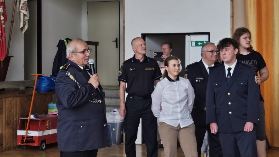 Dvoumužný hydrophor. Unikátní ruční hasičskou stříkačku z roku 1872 zrestaurovali hasiči z Hněvčevsi