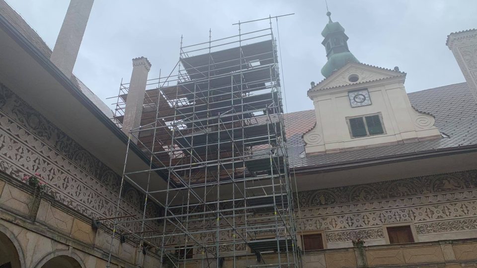 Na zámku v Doudlebách nad Orlicí opravují restaurátoři komíny se vzácnou sgrafitovou výzdobou