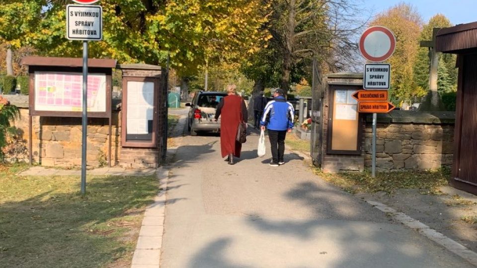 Návštěvníky největšího z hradeckých hřbitovů ohrožují řidiči aut, kteří do areálu vjíždí bez povolení