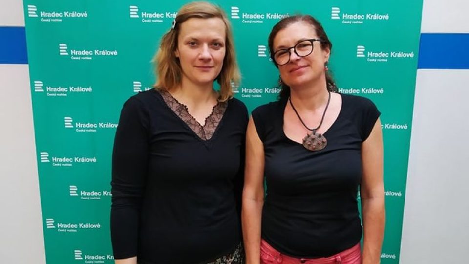 Martina Erbsová a Martina Jiroutová ve studiu Českého rozhlasu Hradec Králové