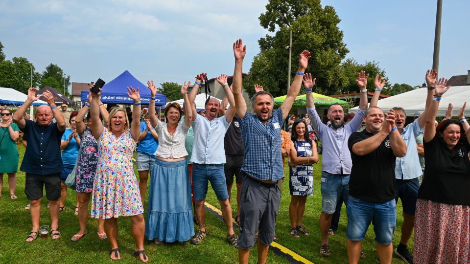 V Bezděkově nad Metují převzali ocenění vítězné obce krajského kola soutěže Vesnice roku | foto: Krajský úřad Královéhradeckého kraje V Bezděkově nad Metují převzali ocenění vítězné obce krajského kola soutěže Vesnice roku
