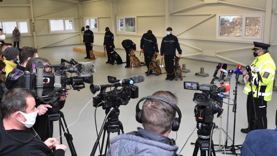 Fotografie z tiskové konference v Kněžněvsi, kde byli „covidoví“ psi představeni veřejnosti
