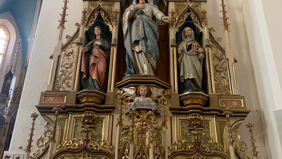 V novogotickém kostele svatého Petra a Pavla v Trutnově Poříčí skončila oprava čtyř oltářů