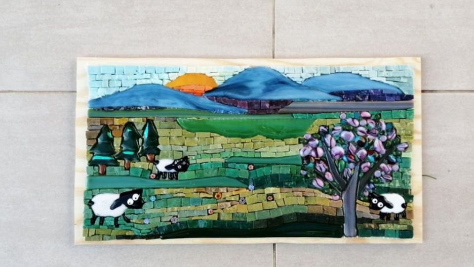 Skleněné mozaiky Evy Edler hrají všemi barvami a jsou okouzlující