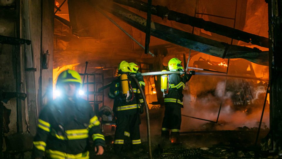 V Teplicích nad Metují vyhořela celá zemědělská budova