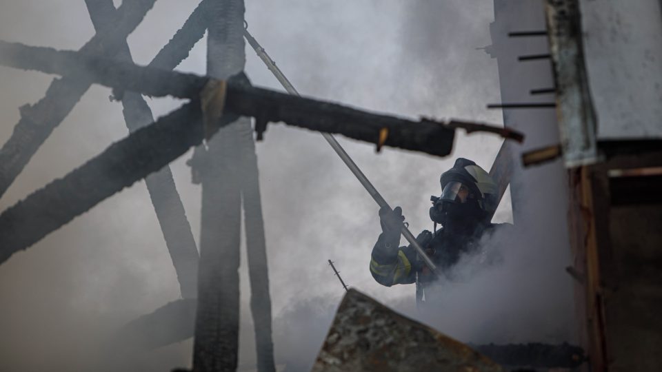 Požár stodoly s milionovou škodou, hasiči uchránili rodinný dům