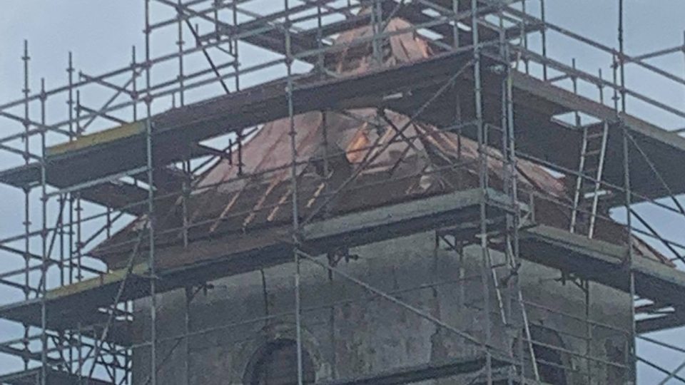 Končí oprava střechy na věži kostela sv. Jana Nepomuckého na Vrchní Orlici v Bartošovicích v Orlických horách