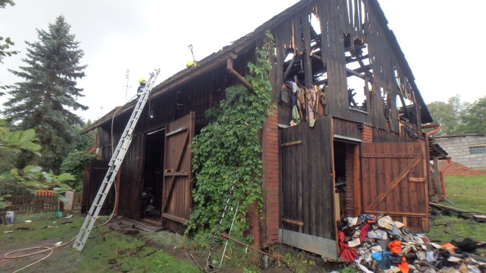 U požáru stodoly v Horní Kalné zasahovalo osm jednotek hasičů
