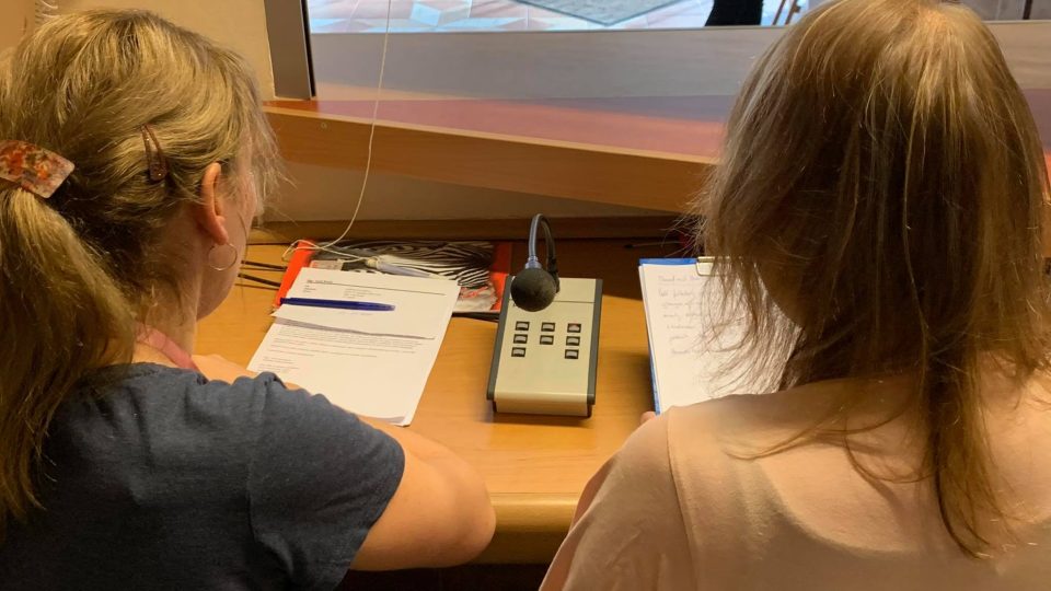 Klienti Domova důchodců ve Dvoře Králové nad Labem poslouchají svůj vlastní interní rozhlas