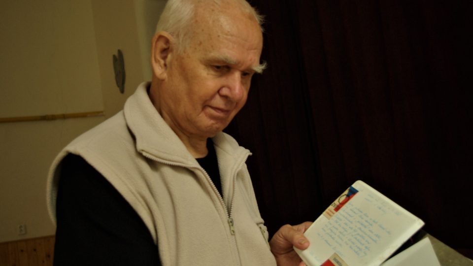 Karel Pokorný při listování svým albem, které mapuje okupaci v roce 1968 v Nové Pace a v Jičíně