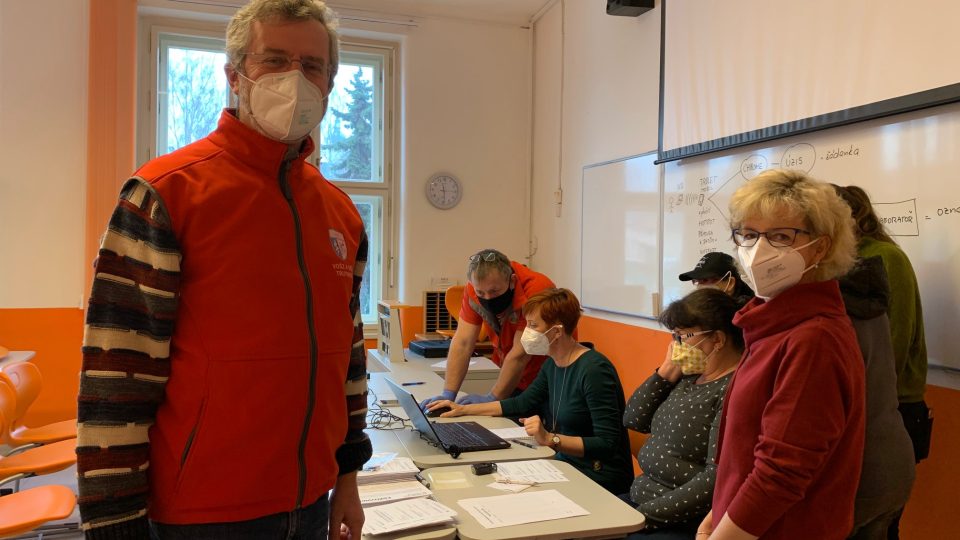 Ředitel trutnovské zdravotnické školy Roman Hásek a další mobilní tým na antigenní testování