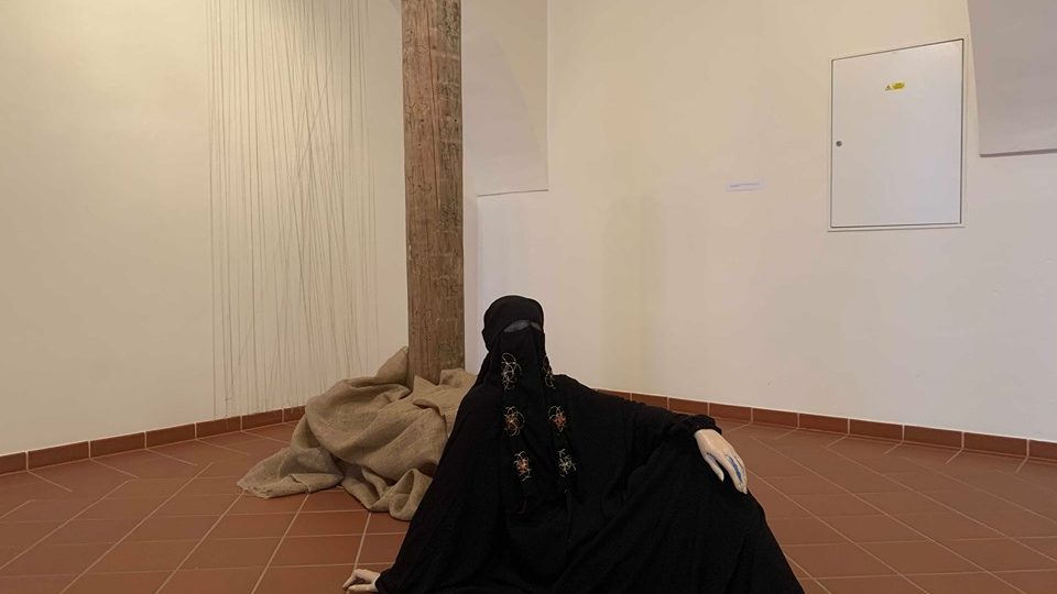The Different Story - tak se jmenuje výstava muslimské výtvarnice Karímy Al-Mukhtarové
