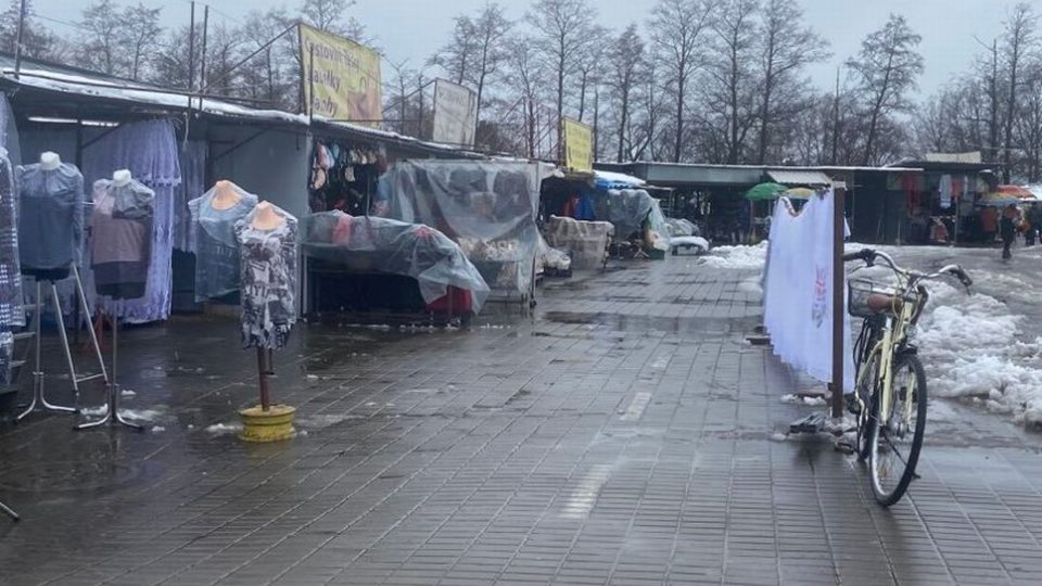 Na polskou tržnici nedaleko Náchoda jezdí podle prodejců méně Čechů
