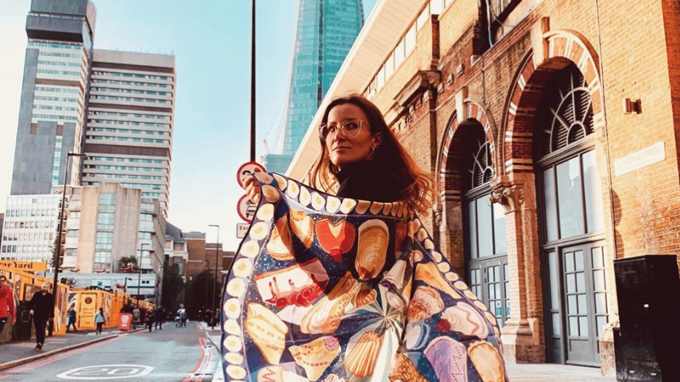 Andrea Vytlačilová s šátkem Picnic v centru Londýna