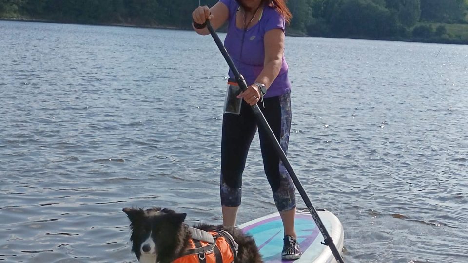 Dog paddleboarding je láska na celý život