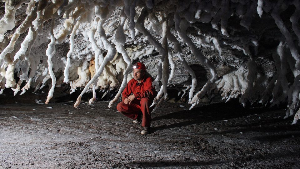 Evžen Janoušek fotí v solné jeskyni v Íránu
