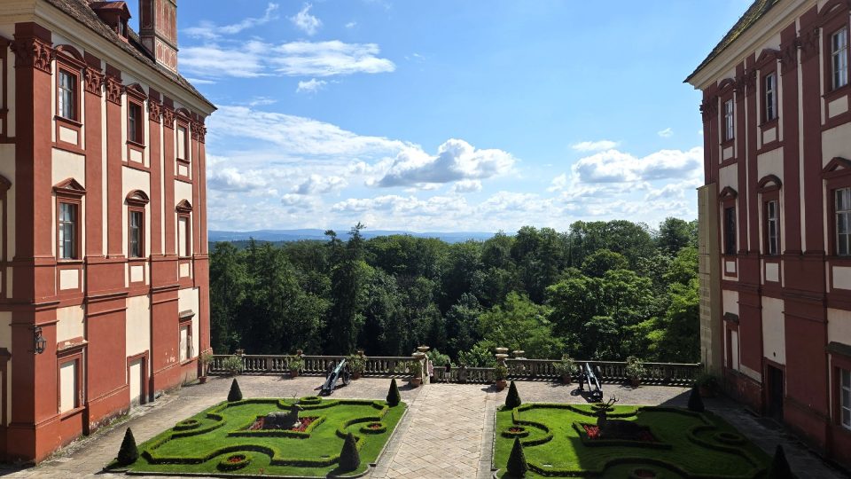 Podle cihlového nátěru se zámku přezdívalo Červený Opočen