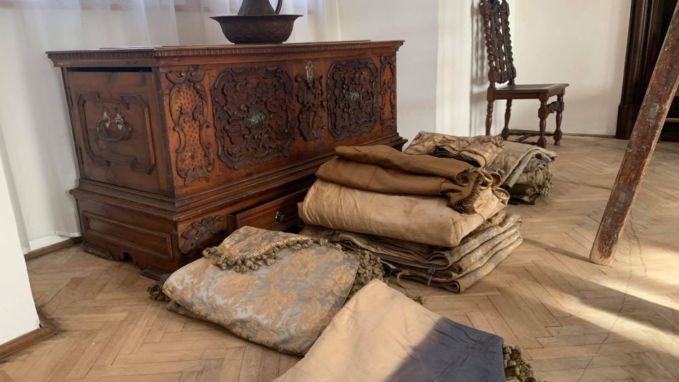 Depozitář náchodského zámku vydal poklad v podobě starých a vzácných historických textilií