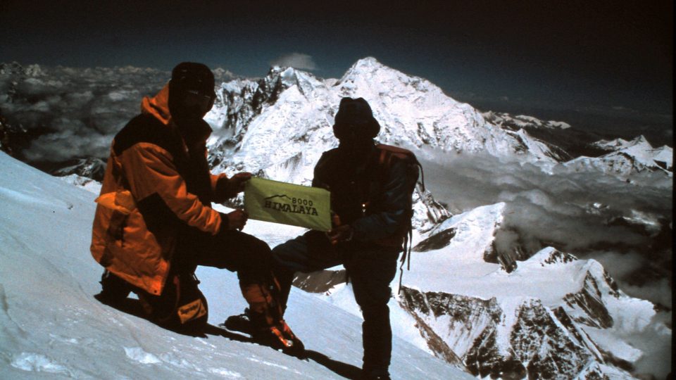Na vrcholu Makalu 8463 m v roce 1998 - v pozadí Mt. Everest