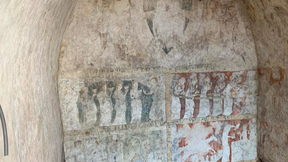 V Broumově na Náchodsku církev zpřístupnila středověkou fresku v podzemí fary
